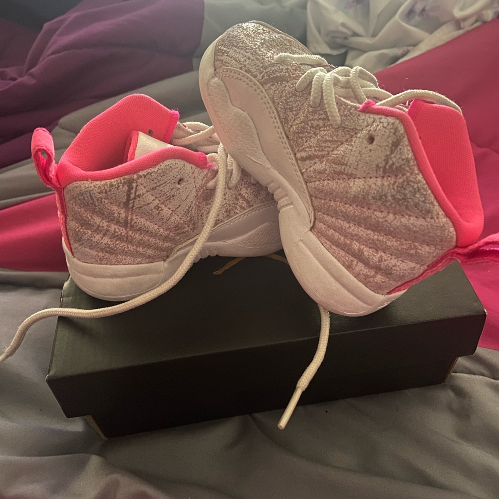 Jordan 12 Pink punch like new 6c